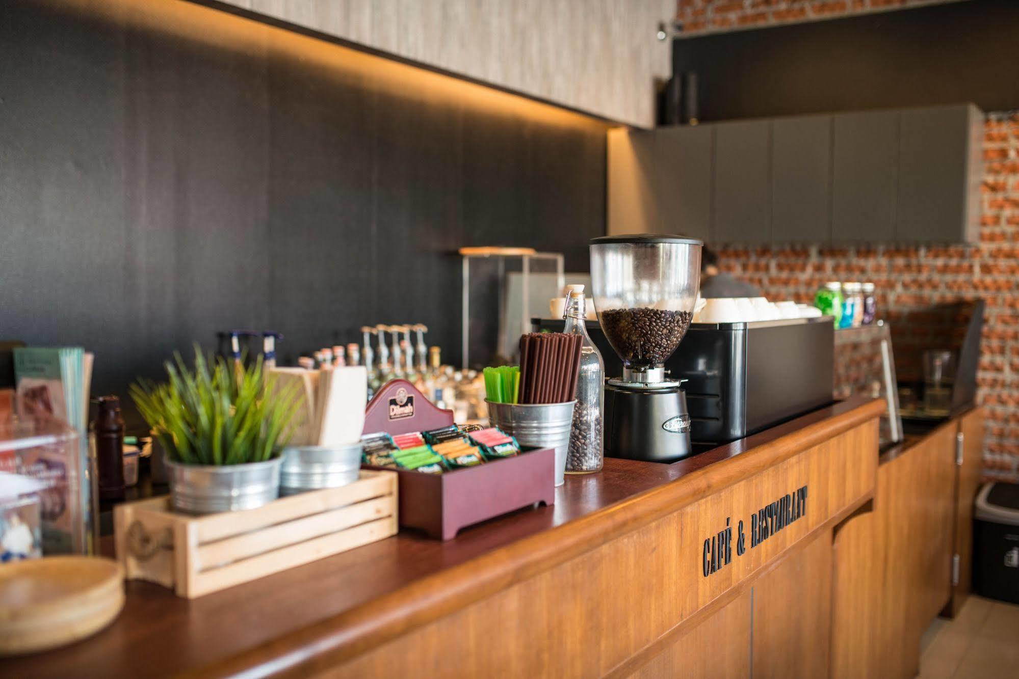 Pine Cafe'&Bed Hotel Phra Nakhon Si Ayutthaya Exterior photo