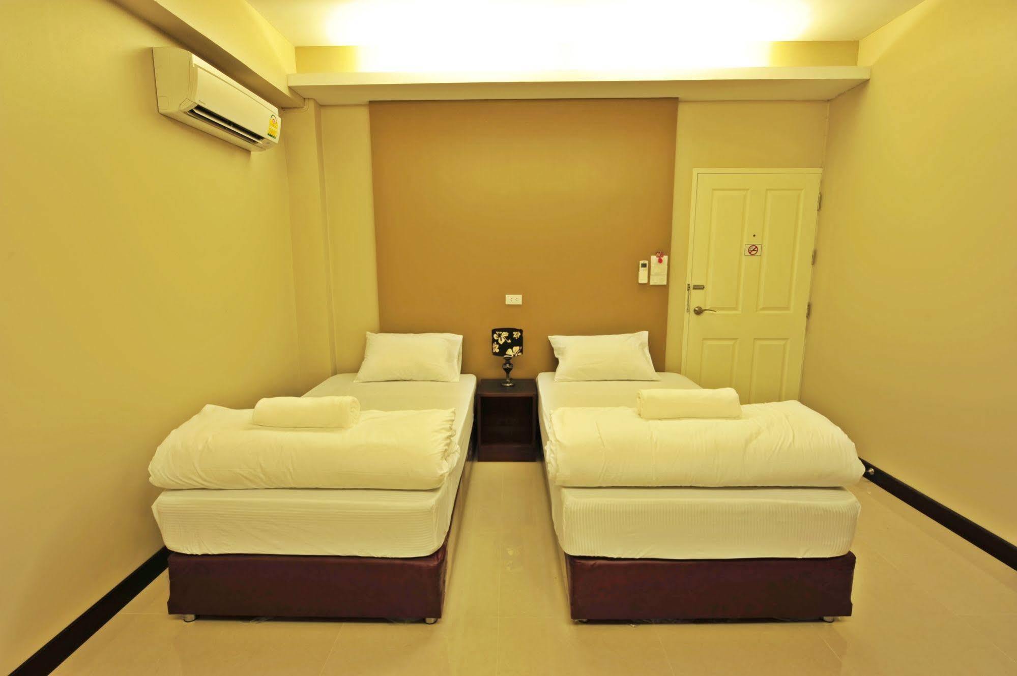 Pine Cafe'&Bed Hotel Phra Nakhon Si Ayutthaya Exterior photo
